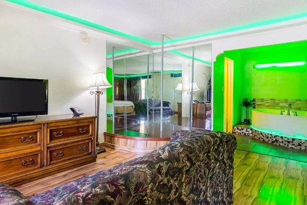 Whirl Pool Suite Nonsmoking Photo 2