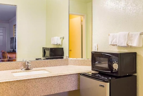 Deluxe King Nonsmoking Photo 2